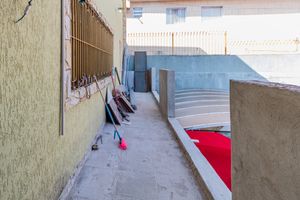 Image 32 - 887009