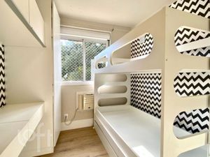 Image 18 - 887010
