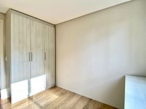 Image 16 - 887010