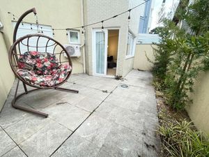 Image 17 - 887011