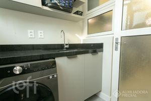 Image 32 - 887016