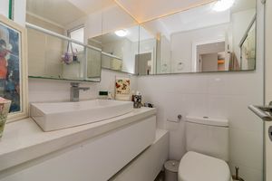 Image 18 - 887017