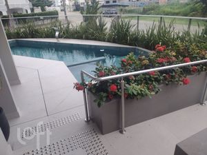 Image 12 - 887021