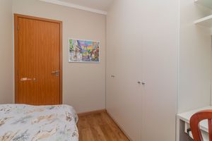 Image 19 - 887037