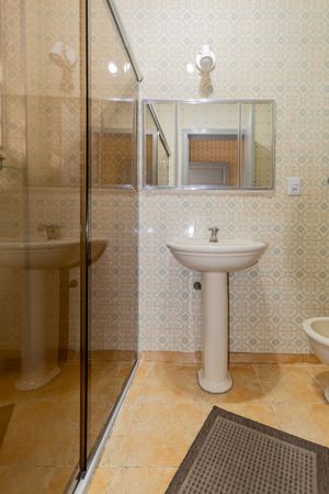 Image 19 - 887300