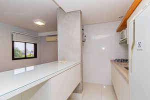 Image 9 - 887403