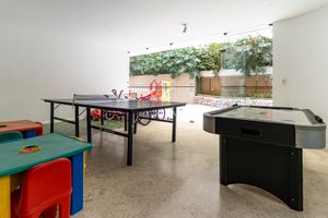 Image 18 - 887500