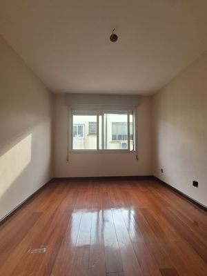 Image 9 - 887535