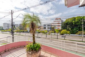 Image 19 - 887557