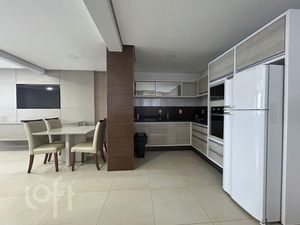 Image 12 - 887571