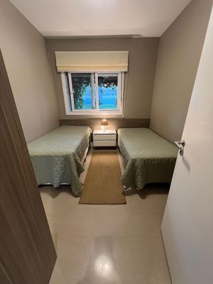 Image 17 - 887579