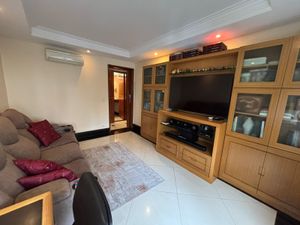 Image 9 - 887581