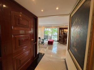 Image 21 - 887581