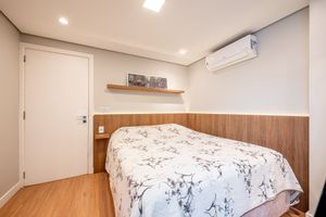 Image 18 - 887649