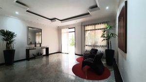 Image 18 - 887662