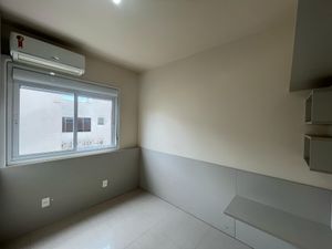 Image 10 - 887663