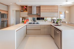 Image 12 - 887671