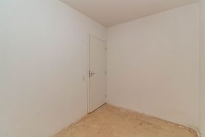 Image 10 - 887677