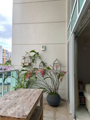 Image 1 - 887817