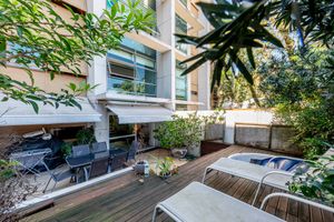 Image 8 - 887933