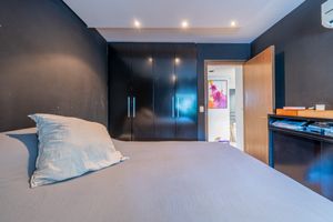 Image 18 - 887933
