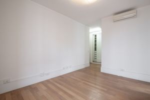 Image 17 - 887938