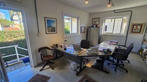 Image 3 - 887999