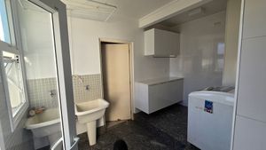Image 11 - 887999