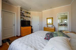 Image 19 - 888050