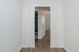 Image 19 - 888059