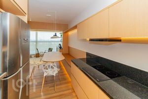 Image 6 - 888099