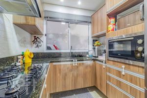 Image 4 - 888240