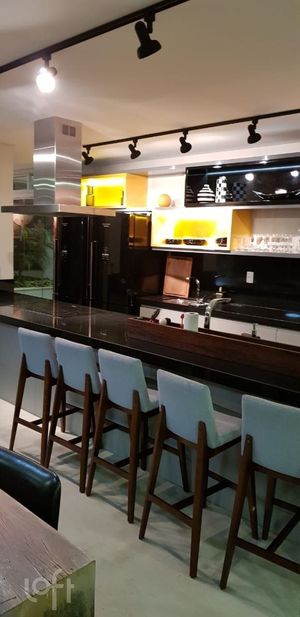 Image 17 - 888275