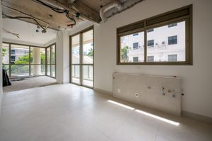 Image 17 - 888380