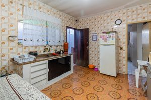 Image 10 - 888404