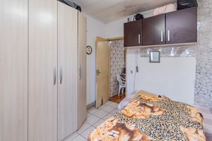 Image 7 - 888404