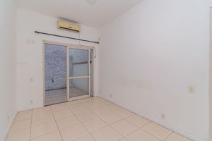 Image 11 - 888425