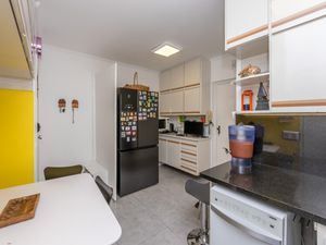 Image 8 - 888477