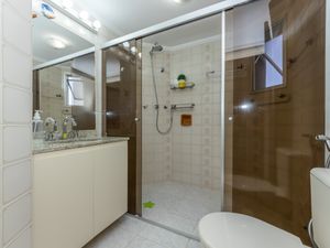 Image 18 - 888477