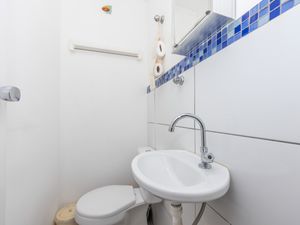 Image 19 - 888477
