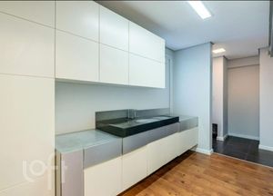 Image 6 - 888517