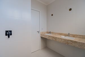 Image 17 - 888526