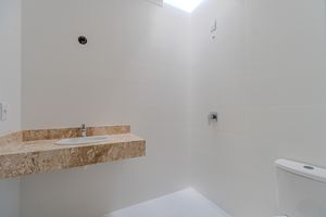 Image 21 - 888526