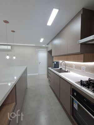 Image 11 - 888535