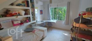 Image 10 - 888537
