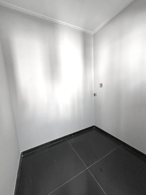 Image 21 - 888544