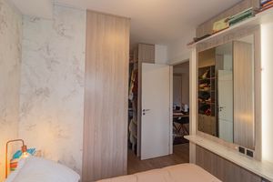 Image 12 - 888575