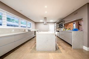 Image 21 - 888578