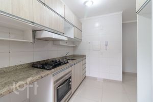 Image 21 - 888589