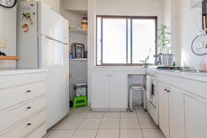 Image 17 - 888607